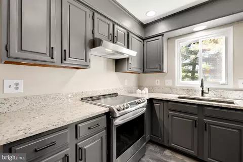 Kitchen - 11965 Grey Squirrel Ln, Reston, VA 20194 photo 3 of 9
