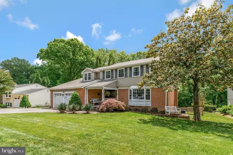 8209 Langbrook Rd, Springfield, VA 22152 photo 2