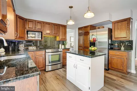8209 Langbrook Rd, Springfield, VA 22152 photo 16