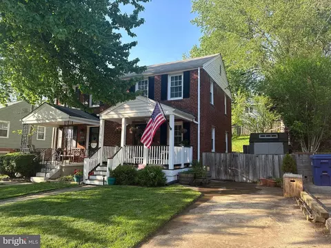 2716 Farmington Dr, Alexandria, VA 22303