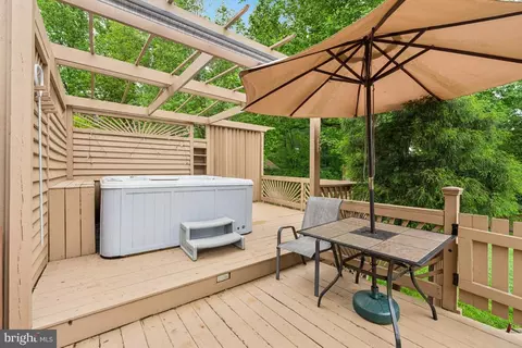7514 Rolling Rd, Springfield, VA 22153