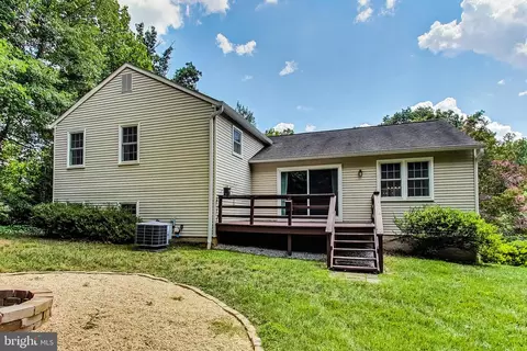 Exterior - 7406 Calamo St, Springfield, VA 22150 photo 7 of 13