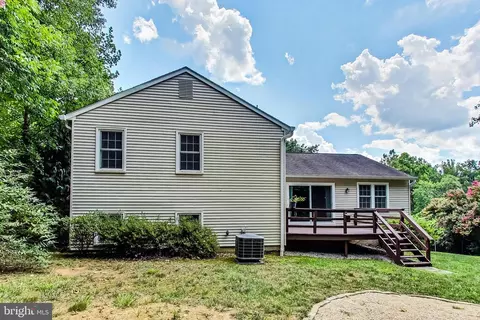 Exterior - 7406 Calamo St, Springfield, VA 22150 photo 8 of 13