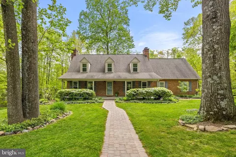 12717 Melville Ln, Fairfax, VA 22033