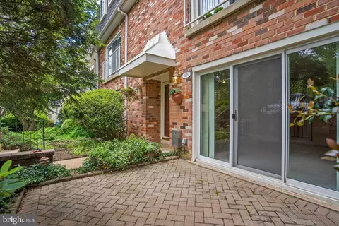 3865 Persimmon Cir, Fairfax, VA 22031