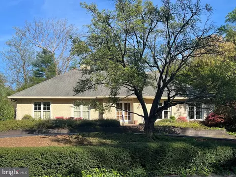 9214 Hidden Creek Dr, Great Falls, VA 22066