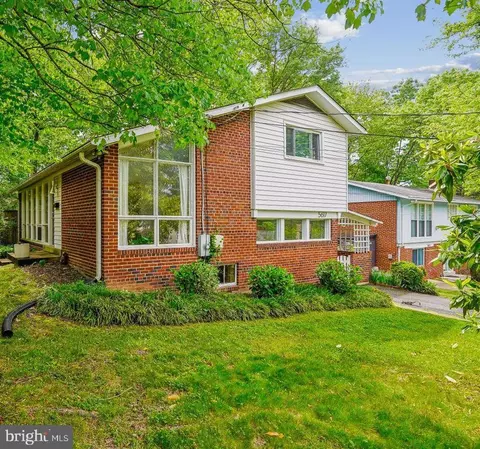 5617 Hershey Ln, Alexandria, VA 22312
