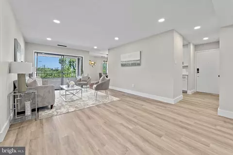 523 Florida Ave #204, Herndon, VA 20170