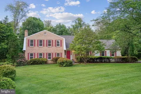 10012 Columbine St, Great Falls, VA 22066