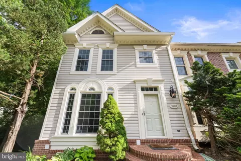 3907 Valley Ridge Dr, Fairfax, VA 22033