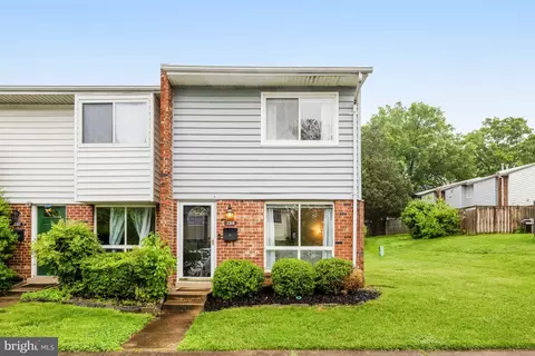 2219 Chamblee Pl, Herndon, VA 20170
