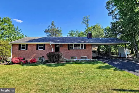 5716 Robinwood Ln, Falls Church, VA 22041