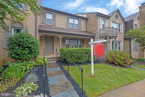 2855 Yarn Ct, Falls Church, VA 22042