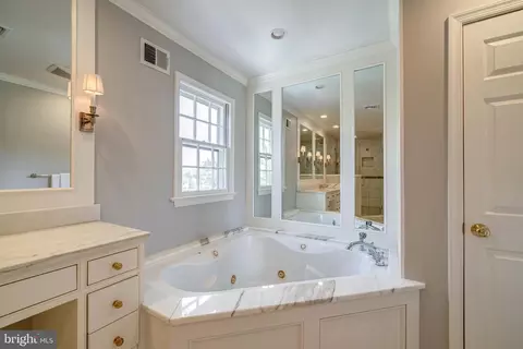 Bath - 6202 Nethercombe Ct, Mclean, VA 22101 photo 5 of 7
