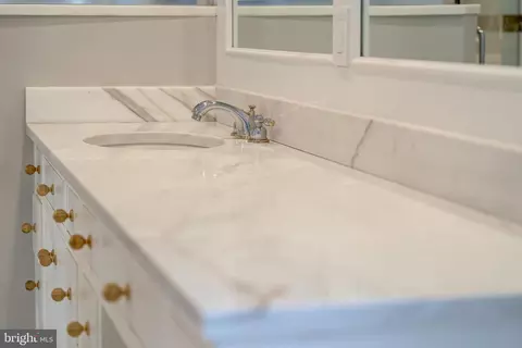 Bath - 6202 Nethercombe Ct, Mclean, VA 22101 photo 3 of 7