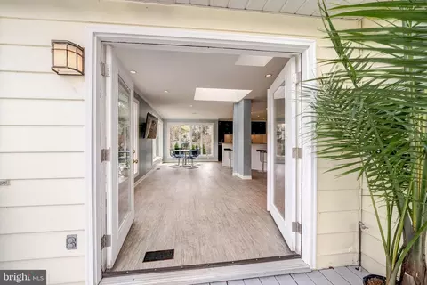 Entry Way - 6202 Nethercombe Ct, Mclean, VA 22101 photo 3 of 5
