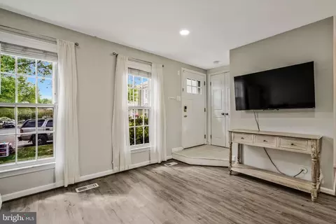 8056 Dulciana Ct, Springfield, VA 22153 photo 2