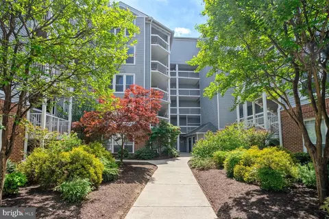 3178 Summit Square Dr #3-C9, Oakton, VA 22124