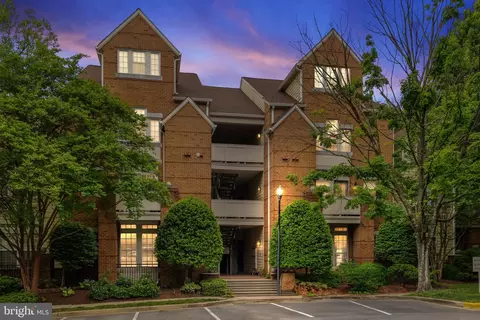 1381 Garden Wall Cir #613, Reston, VA 20194