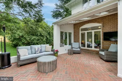 Exterior - 2108 Post Rd, Vienna, VA 22181 photo 3 of 18