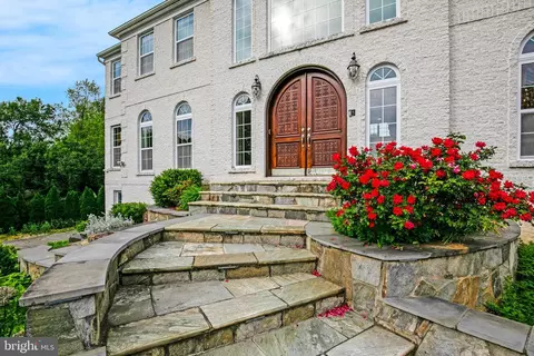 1271 Kensington Rd, Mclean, VA 22101 photo 2