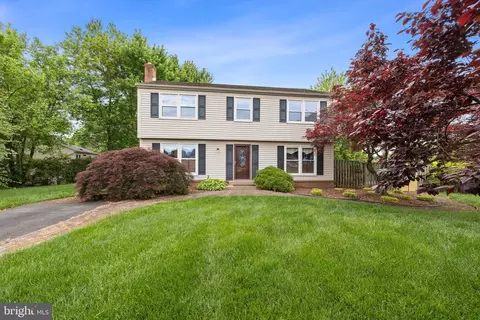 2650 Fanieul Hall Ct, Herndon, VA 20171