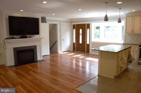 Living - 7635 Dunston St, Springfield, VA 22151 photo 2 of 5