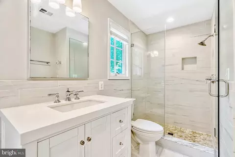 1575 Forest Villa Ln, Mclean, VA 22101 photo 19