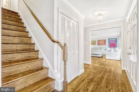 1575 Forest Villa Ln, Mclean, VA 22101 photo 2