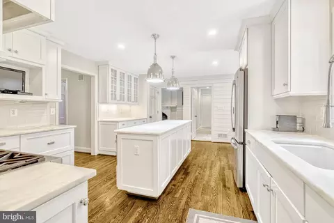 1575 Forest Villa Ln, Mclean, VA 22101 photo 8