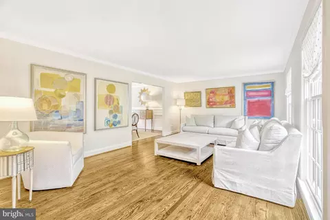 1575 Forest Villa Ln, Mclean, VA 22101 photo 3