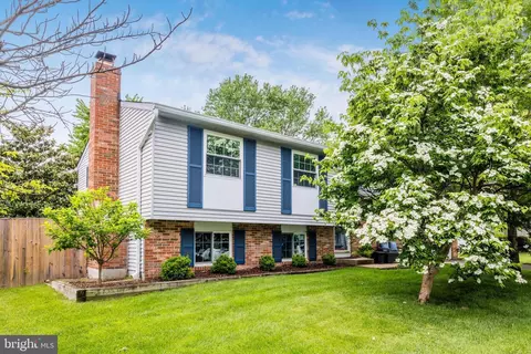 1223 Summerfield Dr, Herndon, VA 20170