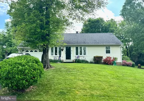 1747 Gilson St, Falls Church, VA 22043
