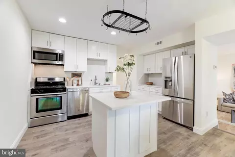 1639 Parkcrest Cir #101, Reston, VA 20190
