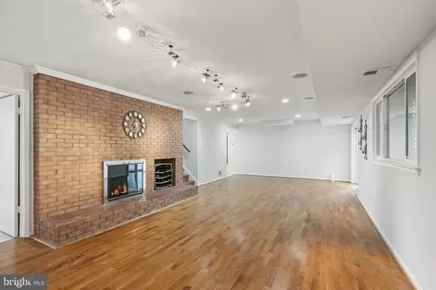 Living - 1802 Briar Ridge Ct, Mclean, VA 22101 photo 10 of 13