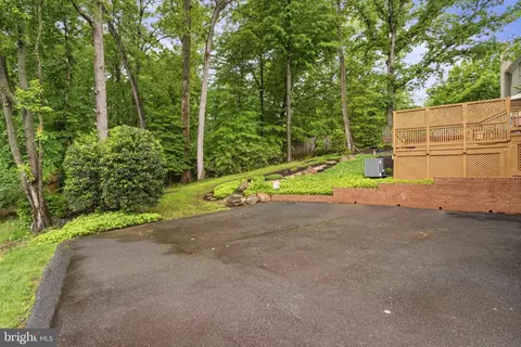 Exterior - 1802 Briar Ridge Ct, Mclean, VA 22101 photo 11 of 23