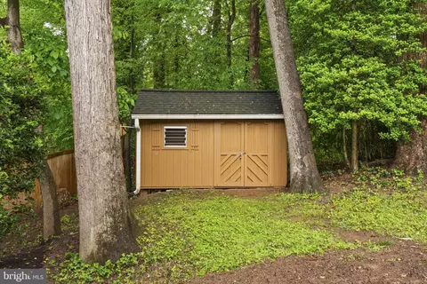 Exterior - 1802 Briar Ridge Ct, Mclean, VA 22101 photo 12 of 23