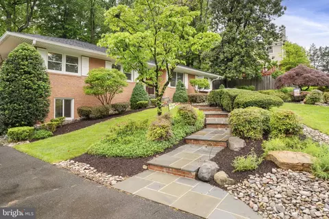 Exterior - 1802 Briar Ridge Ct, Mclean, VA 22101 photo 4 of 23