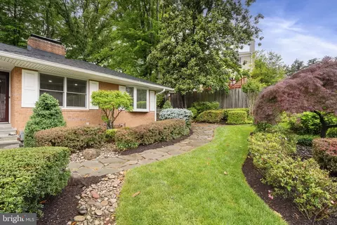 Exterior - 1802 Briar Ridge Ct, Mclean, VA 22101 photo 10 of 23