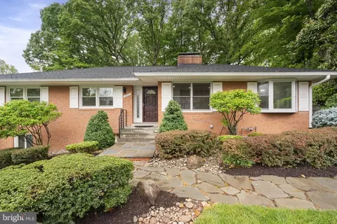 Exterior - 1802 Briar Ridge Ct, Mclean, VA 22101 photo 9 of 23