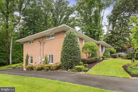 Exterior - 1802 Briar Ridge Ct, Mclean, VA 22101 photo 7 of 23