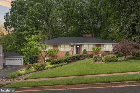 1802 Briar Ridge Ct, Mclean, VA 22101