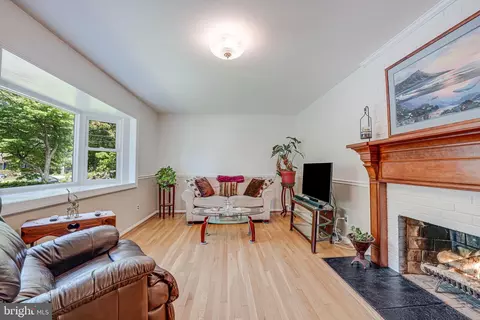 Living - 7121 Dalhouse St, Springfield, VA 22151 photo 2 of 4