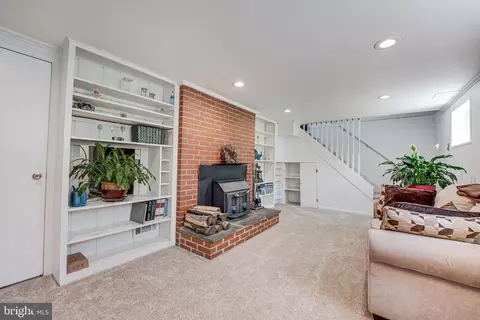 Living - 7121 Dalhouse St, Springfield, VA 22151 photo 4 of 4