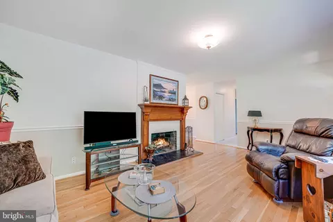 Living - 7121 Dalhouse St, Springfield, VA 22151 photo 3 of 4