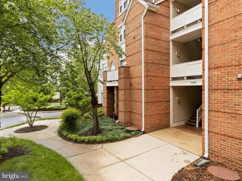 7044 Ellingham Cir #E, Alexandria, VA 22315