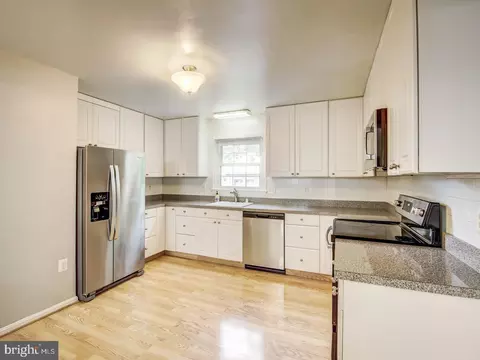 8098 Sleepy View Ln, Springfield, VA 22153 photo 4