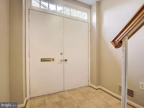 8098 Sleepy View Ln, Springfield, VA 22153 photo 2