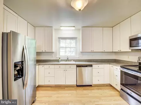 8098 Sleepy View Ln, Springfield, VA 22153 photo 6