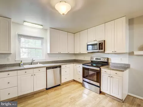 8098 Sleepy View Ln, Springfield, VA 22153 photo 5